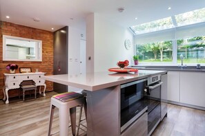 Jääkaappi, mikroaaltouuni, uuni, liesi