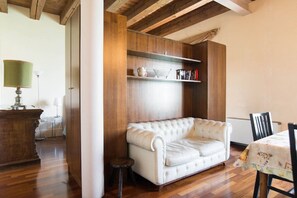 TV - THE MOLINO APARTMENT (In the famous Molino Stucky palace. With canal view) (Venezia)