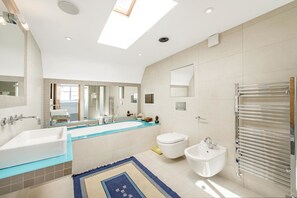 Bathtub, hair dryer, towels - Chelsea Artist's Studio, by Veeve (London)