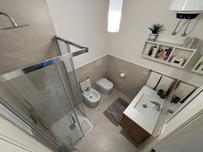 Dusche, Haartrockner, Bidet, Handtücher