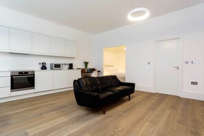 Interior - Contemporary in Swiss Cottage, by Veeve (London)