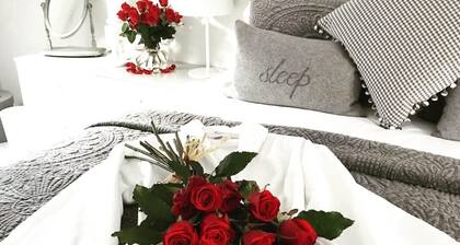 Viihtyisä mökki Keski kylän sijainti omalla pihalla ja alkuperäisillä piirteillä.