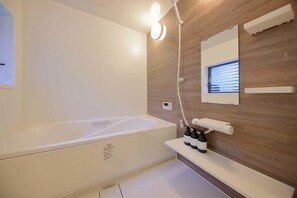Rumah | Kamar mandi | Bathtub dan shower terpisah dan bathtub besar