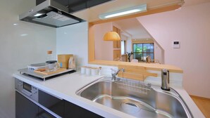 Huis | Privékitchenette | Een koelkast, een magnetron, een oven, een kookplaat