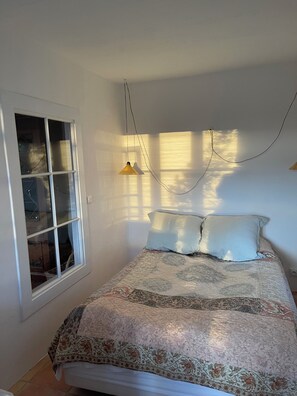 A bedroom with a bed, a window, and a hanging light fixture. - Charming villa in Claviers with private pool and astonishing view  (Claviers)