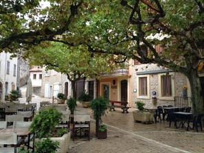 Outdoor dining - Charming villa in Claviers with private pool and astonishing view  (Claviers)