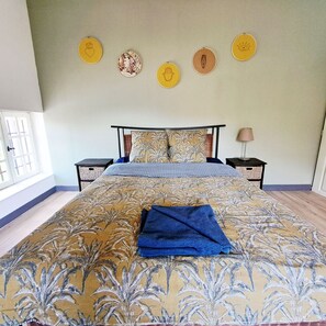 6 bedrooms, desk, iron/ironing board, free WiFi