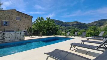 Una piscina al aire libre, una piscina climatizada