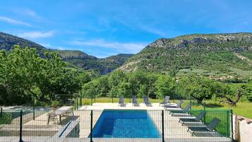 Una piscina al aire libre, una piscina climatizada