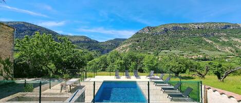 Una piscina al aire libre, una piscina climatizada