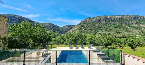 Mas Provençal avec Piscine Chauffée* / 14 Personnes / Propri été 5Ha