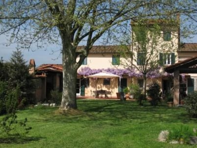 At 5 minutes from the Walls of Lucca and 10 from historic villas, the house is part of an ancient court completely renovated with courtyard, large garden