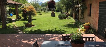 At 5 minutes from the Walls of Lucca and 10 from historic villas, the house is part of an ancient court completely renovated with courtyard, large garden