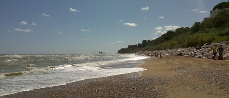 Vlak bij het strand, ligstoelen