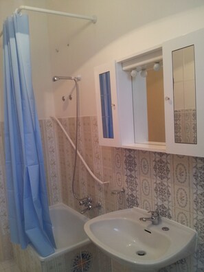 Ensemble douche/baignoire, serviettes fournies, savon, papier toilette