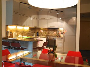 Refrigerador, microondas, horno, placa de cocina