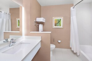 Amenidades de baño gratuitas, secadora de cabello, toallas