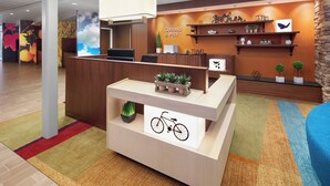 Una recepción con una luz de bicicleta, plantas en macetas y un letrero que dice 'Connect & Print'.