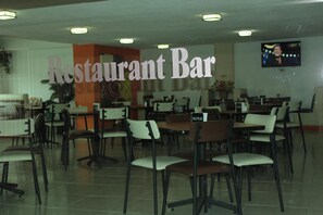 Petit déjeuner, déjeuner, dîner et brunch servis sur place
