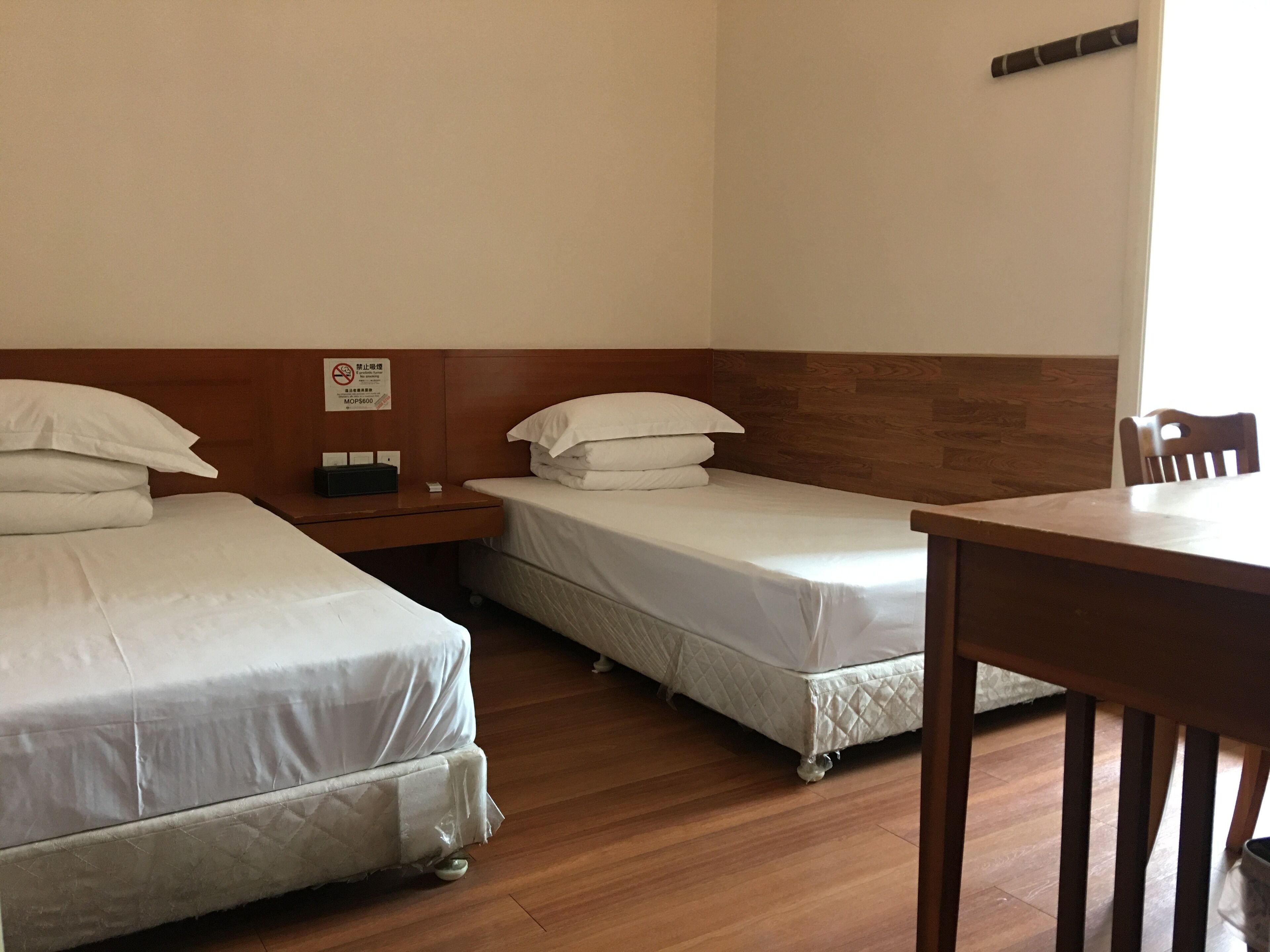 Twin Room | Blackout drapes