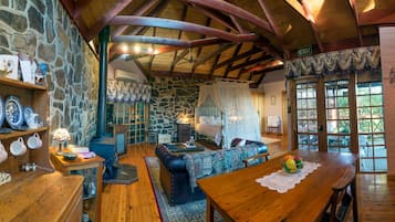 Romantic Cottage, 1 Queen Bed (Owls Croft) | In-room dining