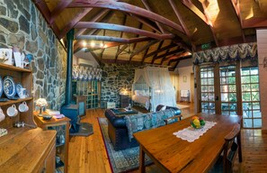 In-room dining - Observatory Cottages (Mount Dandenong)