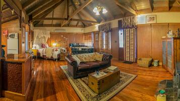 Romantic Cottage, 1 Queen Bed (Ironbark) | Living area