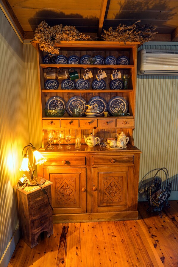 Romantic Cottage, 1 Queen Bed (Windsong) | Room amenity
