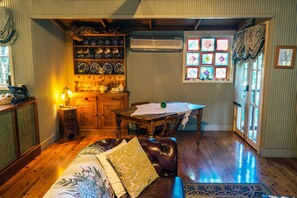 Romantic Cottage, 1 Queen Bed (Windsong)