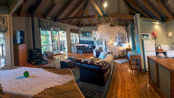 Romantic Cottage, 1 Queen Bed (Windsong) | In-room dining