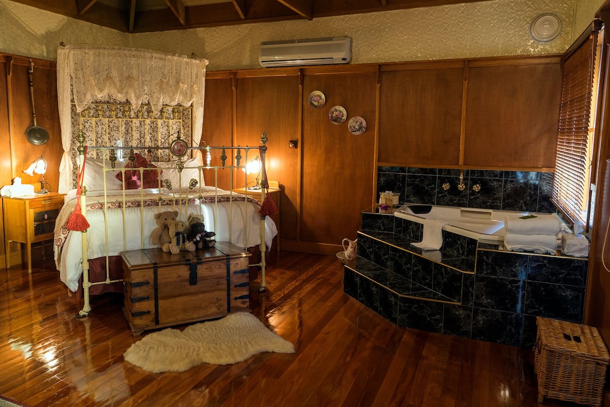 Decoración personalizada, muebles diferentes y cortinas blackout