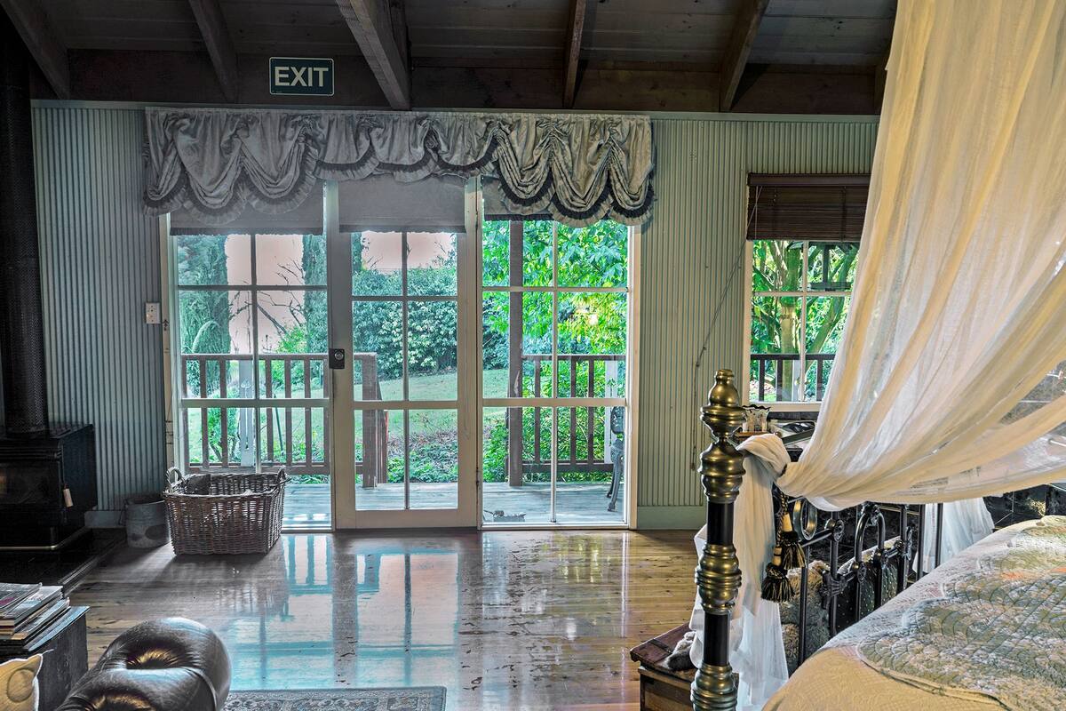 Romantic Cottage, 1 Queen Bed (Windsong) | Blackout drapes, iron/ironing board, WiFi (free), individually decorated