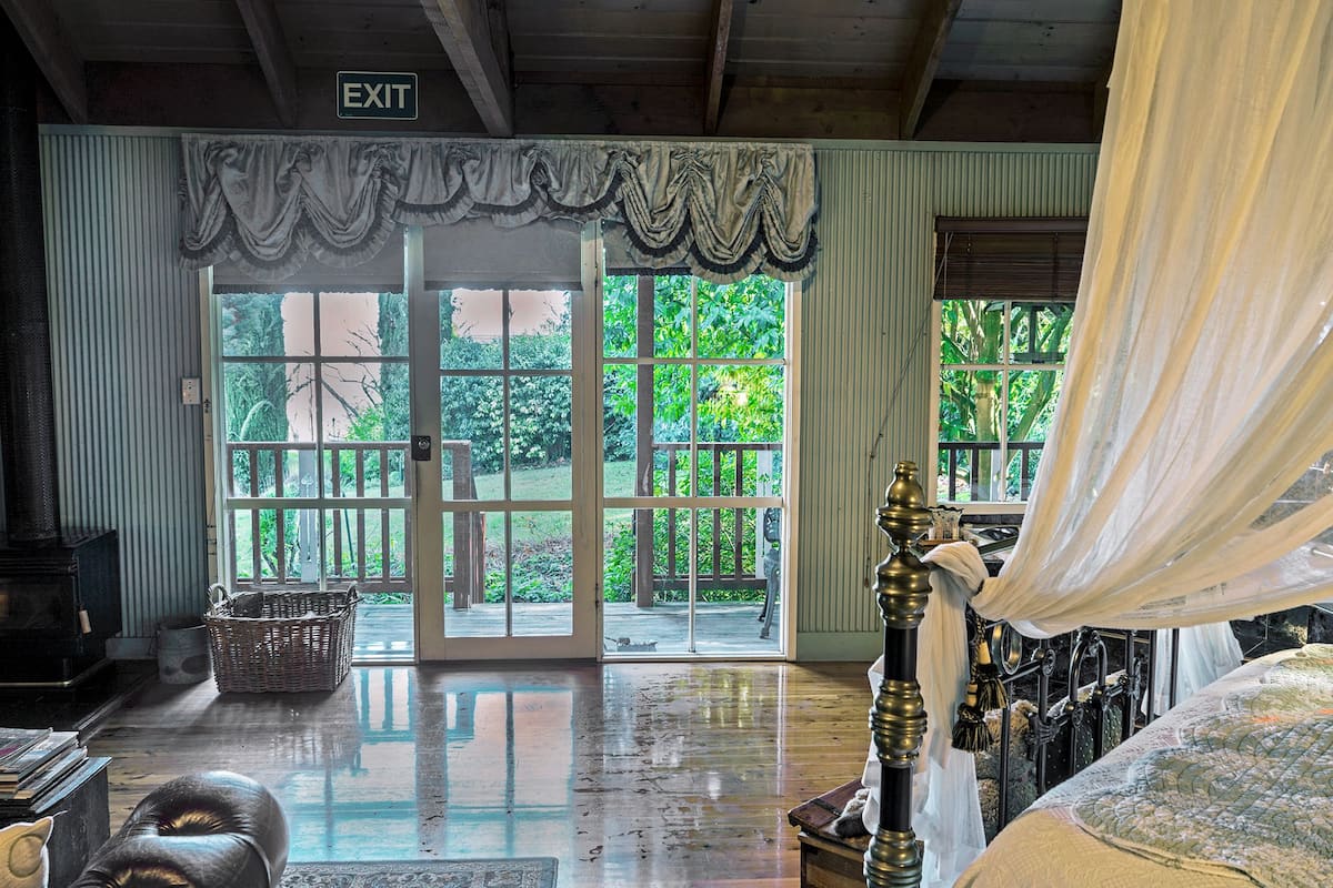 Decoración personalizada, muebles diferentes y cortinas blackout