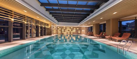 Piscine couverte, accès possible de 07 h 00 à 22 h 00, chaises longues