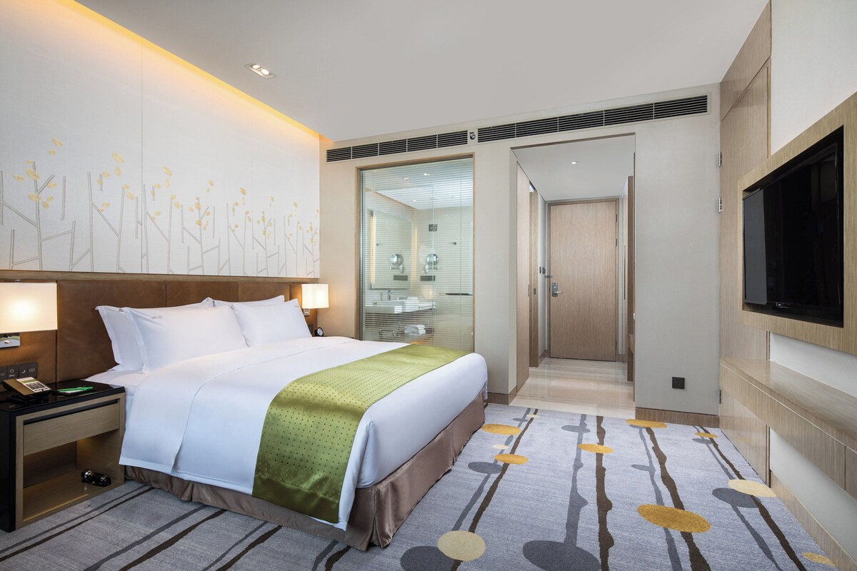 Premium bedding, in-room safe, desk, laptop workspace