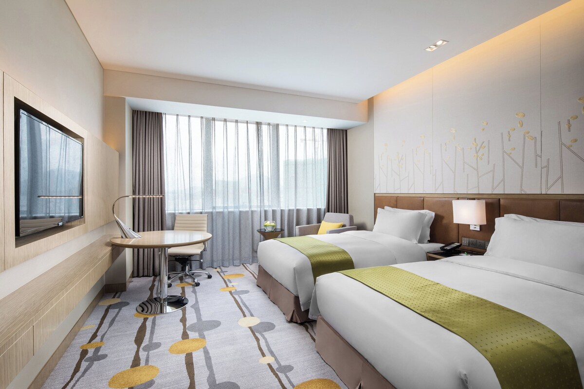 Premium bedding, in-room safe, desk, laptop workspace