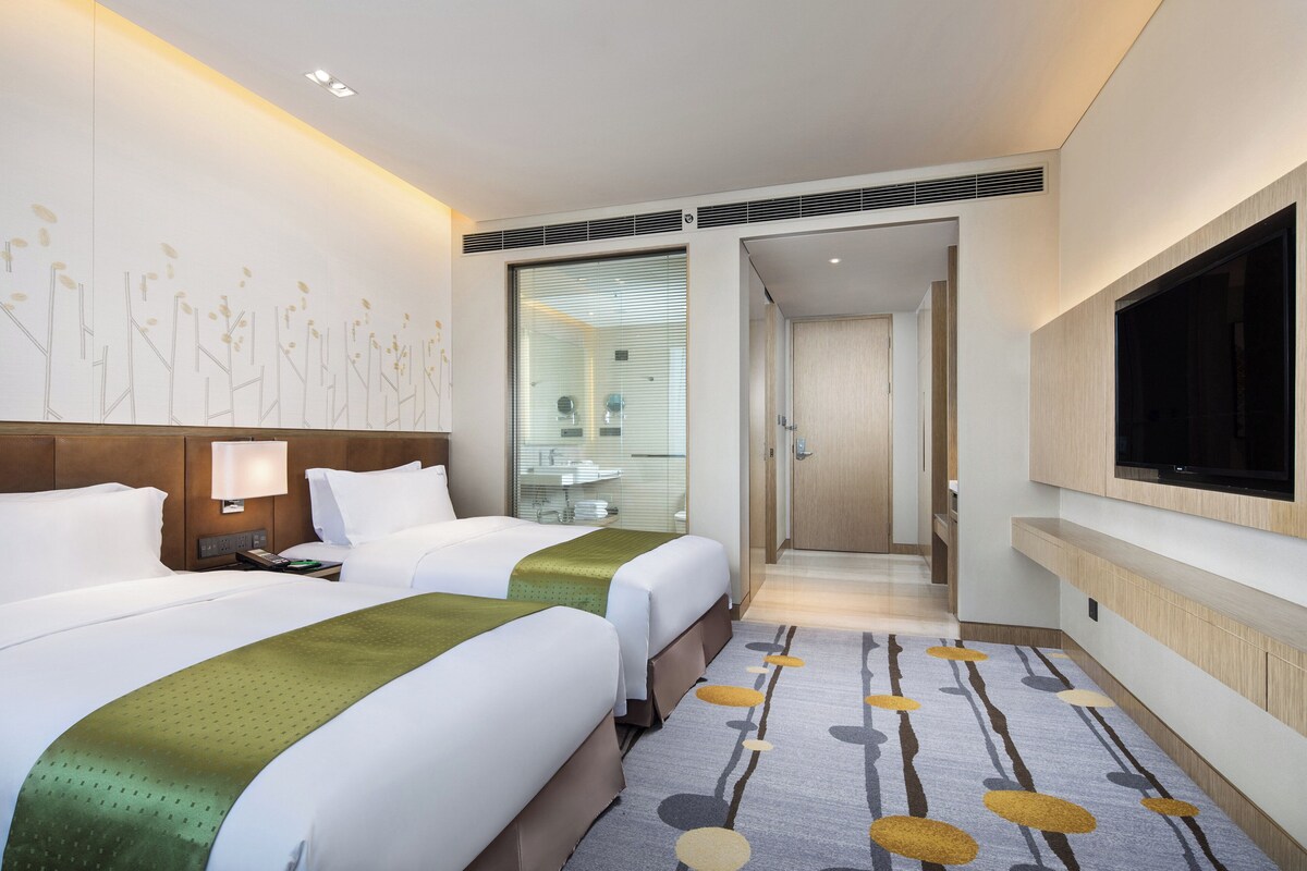 Premium bedding, in-room safe, desk, laptop workspace