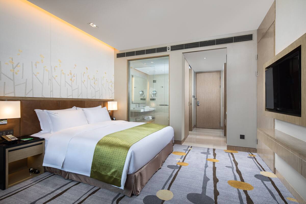 Premium bedding, in-room safe, desk, laptop workspace