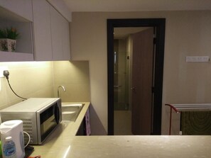 Family Studio | Private kitchenette | Fridge, coffee/tea maker, electric kettle - Best Studio Guest House (Kota Bharu)