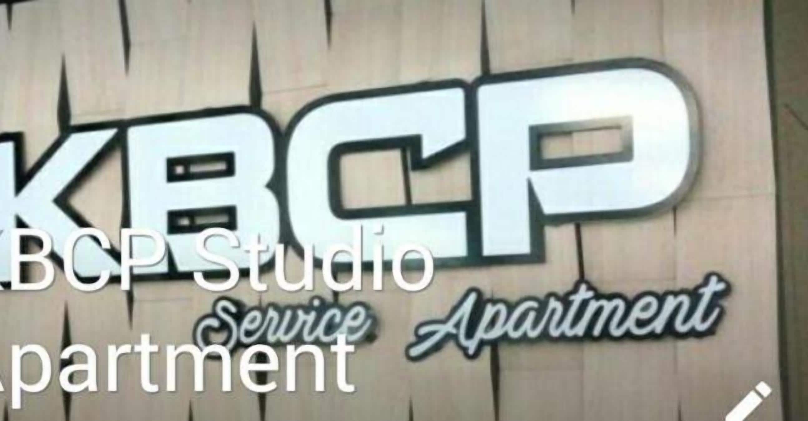 Un letrero con el texto 'KBCP Studio Service Apartment'.