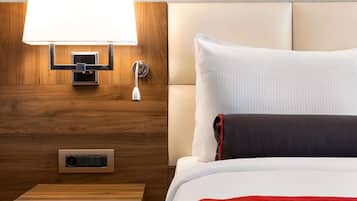 Room, 1 Double Bed, Accessible, Non Smoking | Hypo-allergenic bedding, minibar, in-room safe, desk