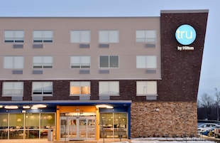 Fachada de la propiedad por la tarde o noche