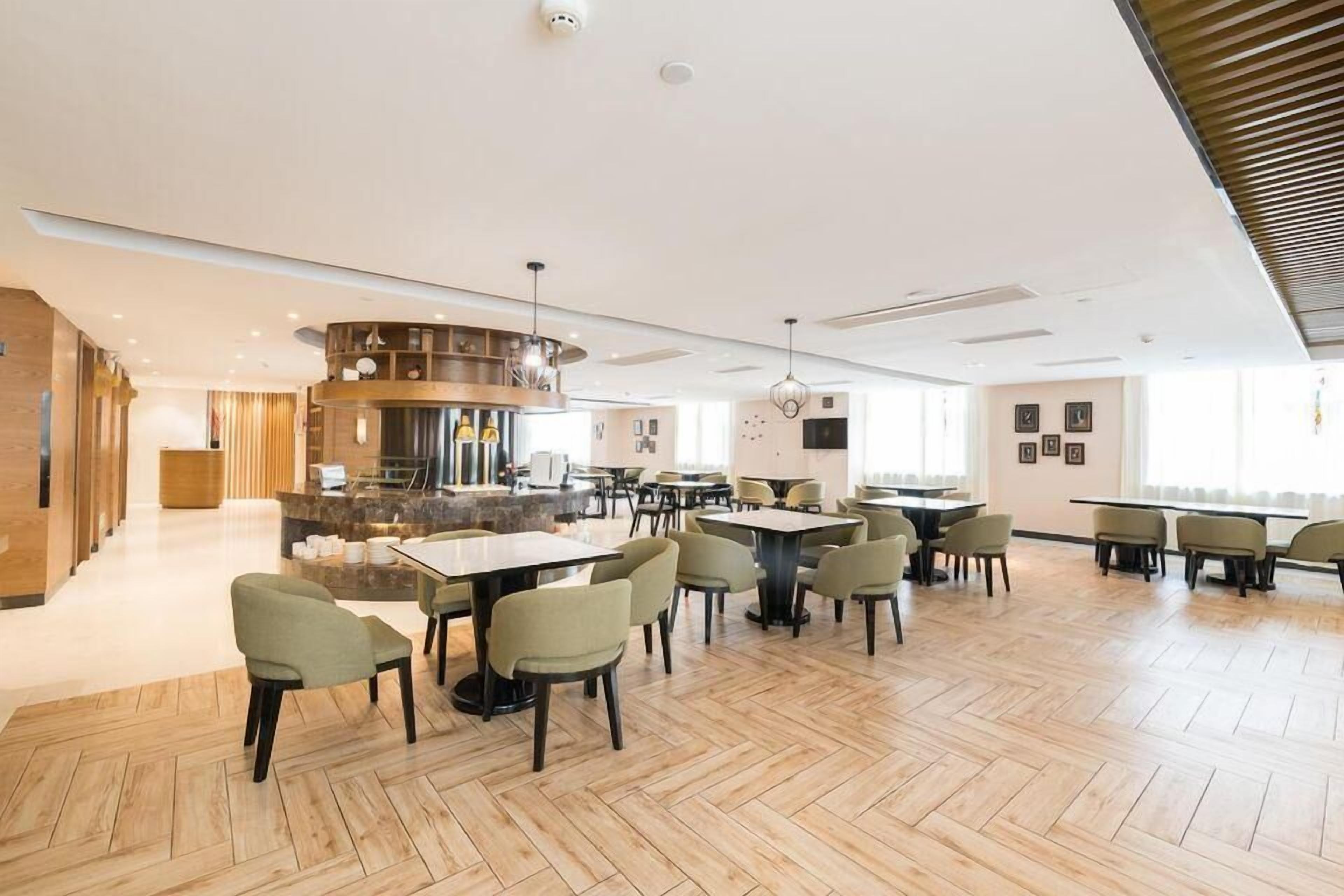 供应早餐、午餐和晚餐，本地与国际菜