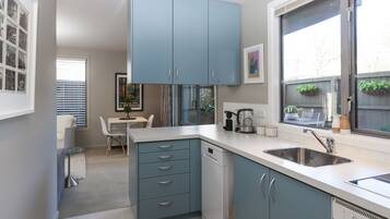 Apartment, 1 Bedroom | Private kitchen | Full-sized fridge, microwave, oven, stovetop