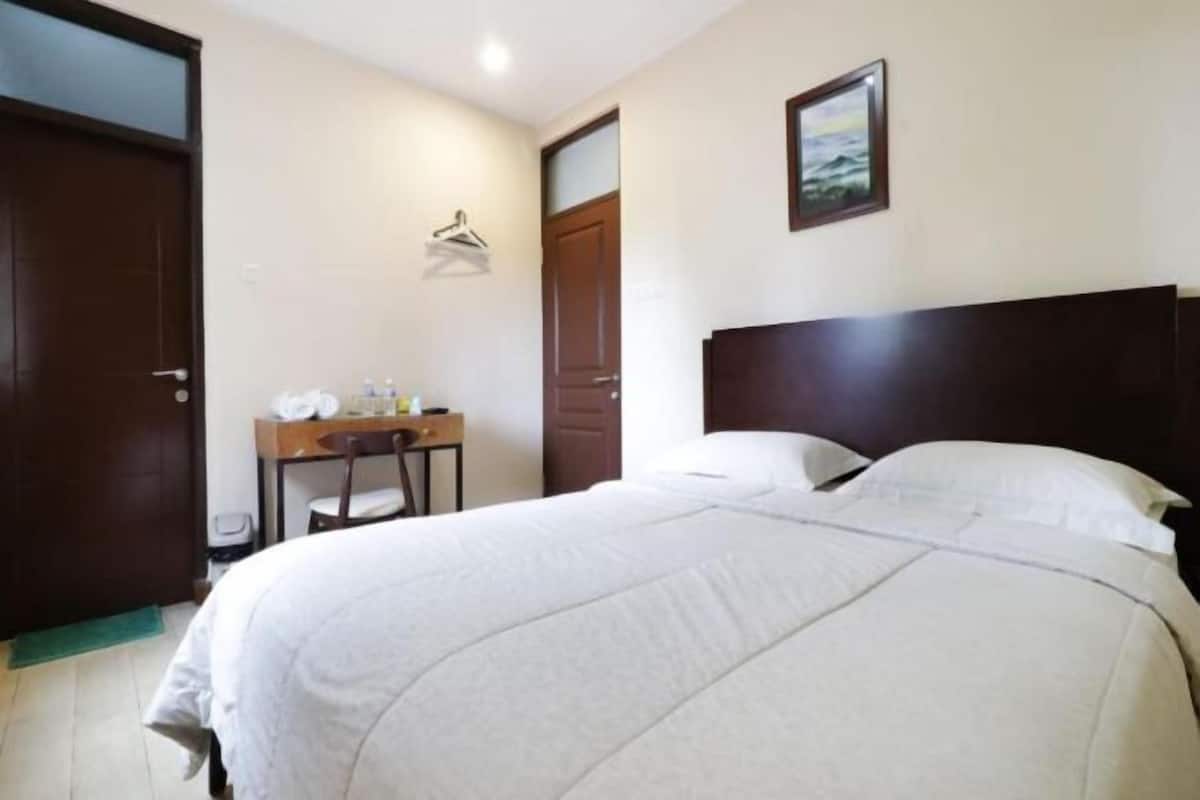 Desk, free WiFi, bed sheets