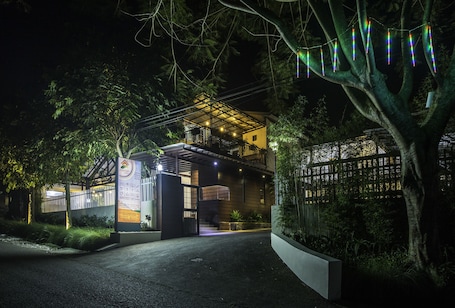 Fachada de la propiedad por la tarde o noche