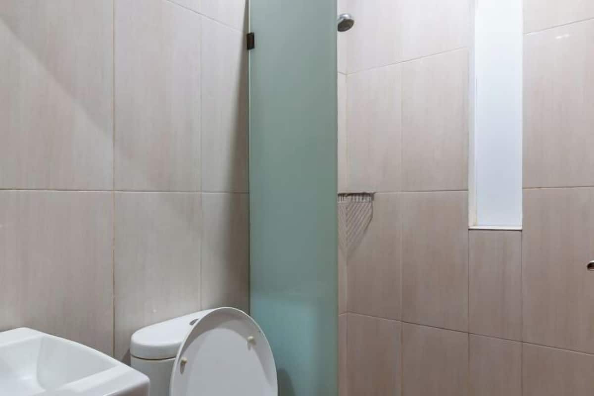 Shower, free toiletries, towels