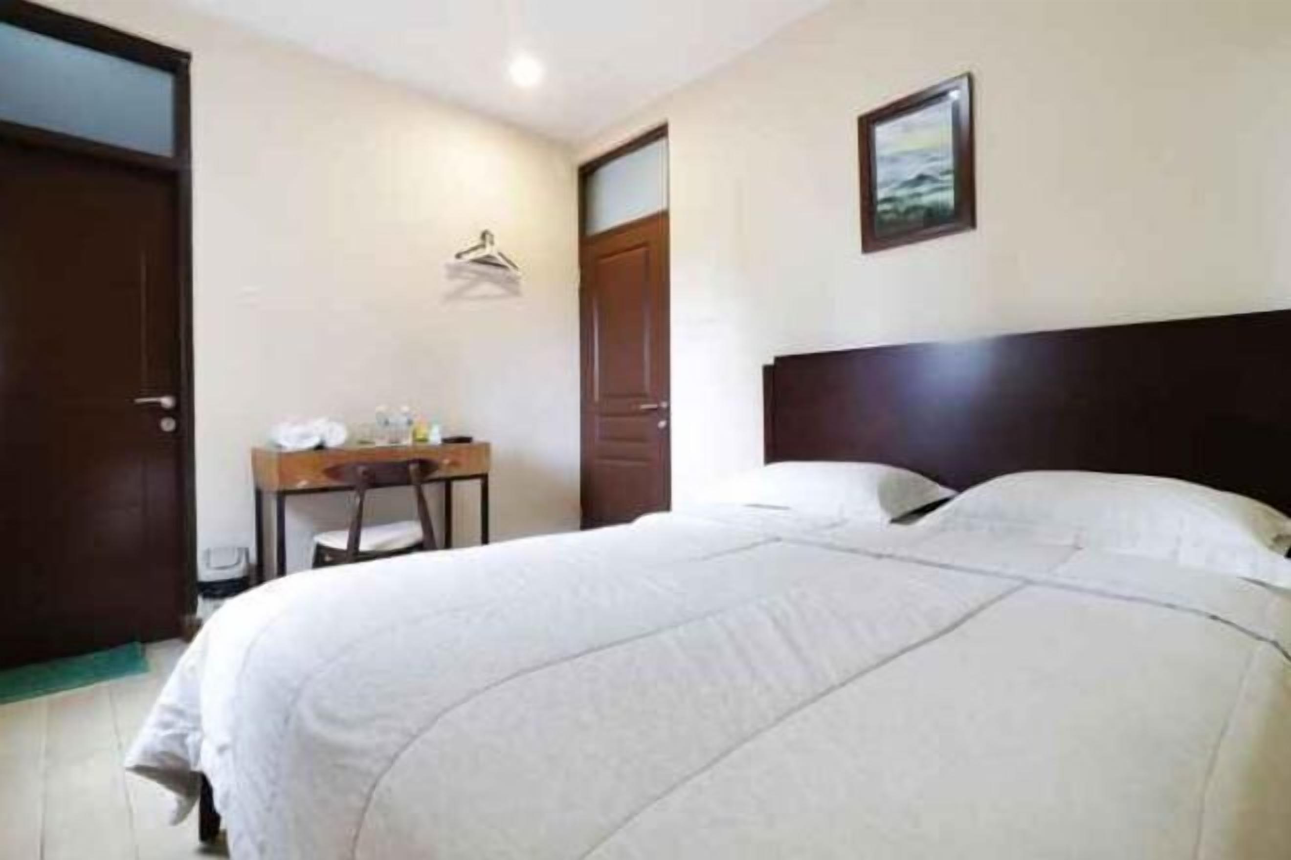 Desk, free WiFi, bed sheets