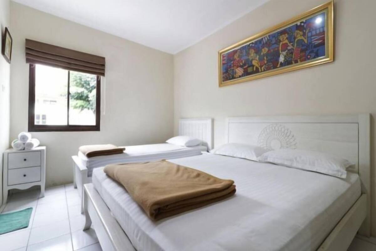 Desk, free WiFi, bed sheets