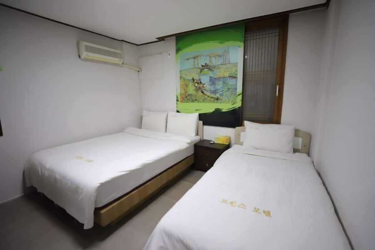 Meja, seterika/papan seterika, Wi-fi percuma, cadar katil